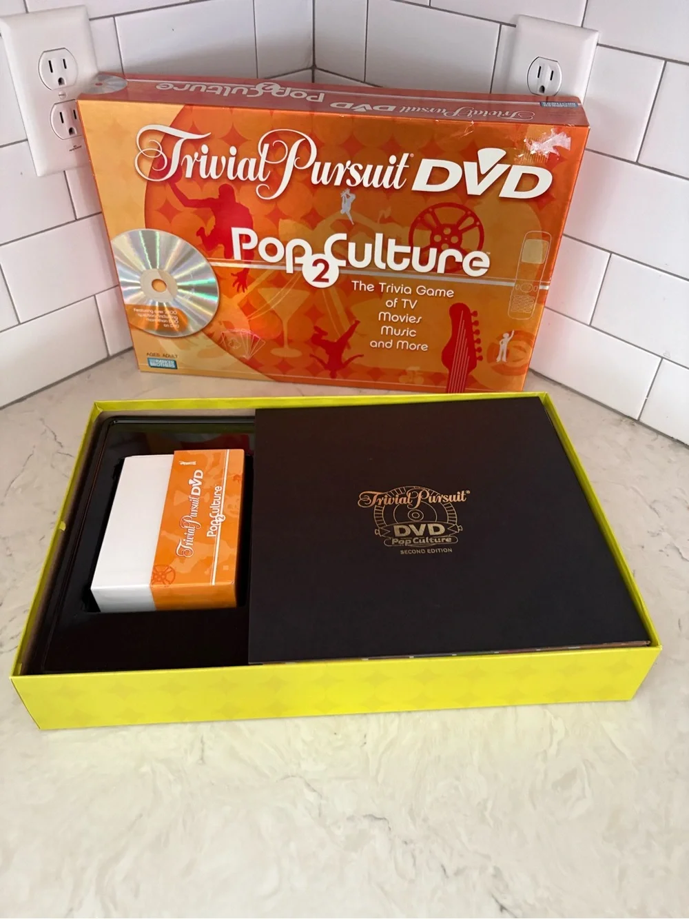Trivial Pursuit DVD Pop Culture 2 Board Game Parker Brothers Complete w/DVD